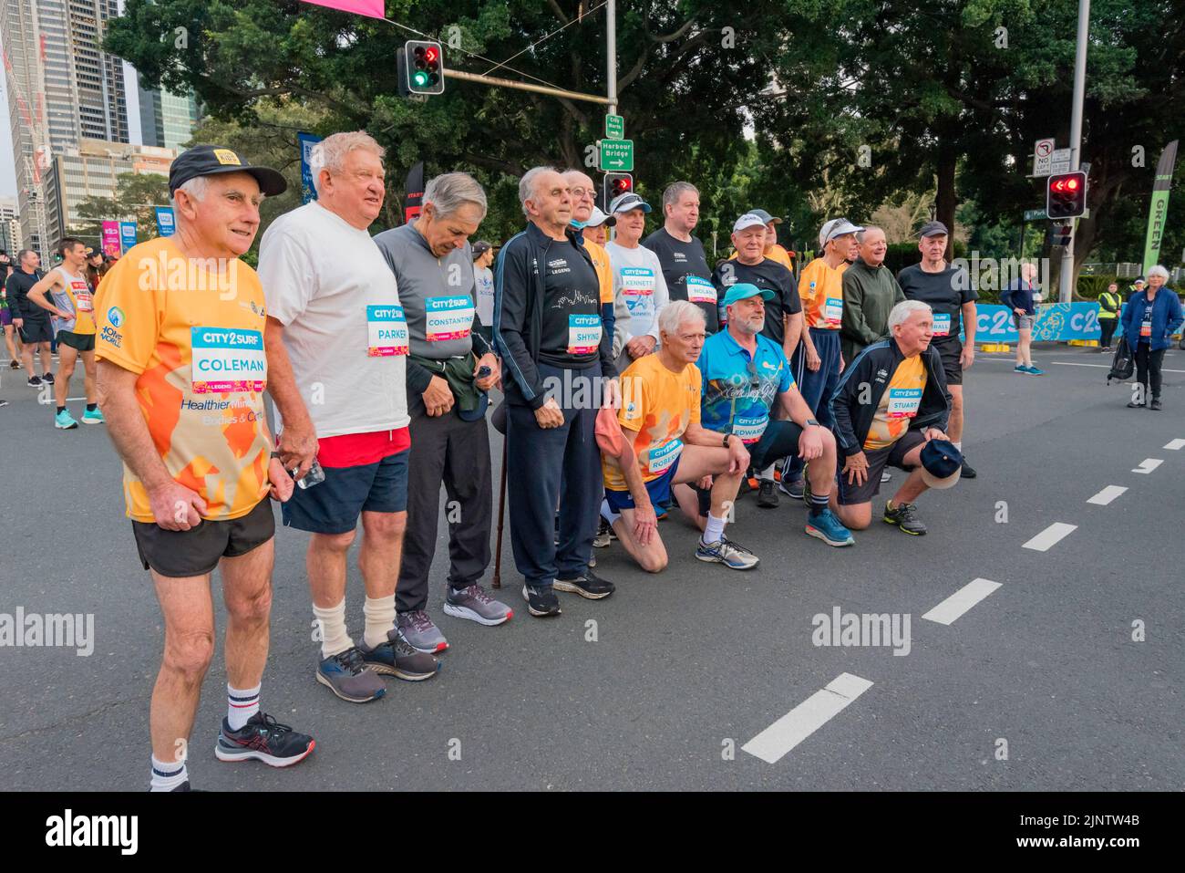 Sydney, Australia.14 Agosto 2022: Circa 60.000+ persone partecipano alla gara del 50th City2Surf a Sydney, la prima dal 2019 dopo le cancellazioni nel 2020 e nel 2021 a causa delle restrizioni del Covid-19. La corsa di quattordici chilometri, la più grande del suo genere nel mondo, conduce i corridori da Hyde Park fuori dalla città, su e sopra la collina di rottura di cuore e sopra a Bondi Beach. Nella foto: "The Legends" corridori che hanno preso parte ad ogni evento dall'inizio nel 1971 Credit: Stephen Dwyer / Alamy Live News Foto Stock