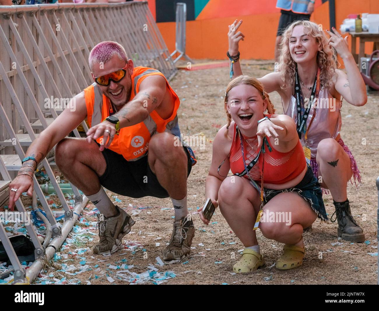 I volontari dell'Oxfam Festival ballano e guardano le band sul Grand Central Stage al Fair Festival. Boomtown Festival - Capitolo 1: Il raduno - si svolge presso la tenuta di Matterley, vicino a Winchester, Hampshire, e si svolgerà da mercoledì 10th a domenica 14th agosto 2022. Boomtown segue una storia che si evolve ogni anno, ed è stato resettato per il mondo post-pandemico dove lo Stato di emergenza è diventato uno Stato di emergenza che è sorto dalle ceneri del vecchio. È un mondo nuovo, accompagnato da una nuova storia che aspetta di essere raccontata e che si concentra sulla riflessione, l'accettazione e la riconnessione Foto Stock