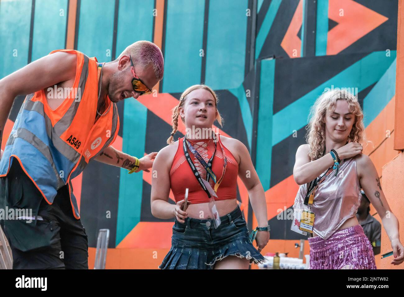 I volontari dell'Oxfam Festival ballano e guardano le band sul Grand Central Stage al Fair Festival. Boomtown Festival - Capitolo 1: Il raduno - si svolge presso la tenuta di Matterley, vicino a Winchester, Hampshire, e si svolgerà da mercoledì 10th a domenica 14th agosto 2022. Boomtown segue una storia che si evolve ogni anno, ed è stato resettato per il mondo post-pandemico dove lo Stato di emergenza è diventato uno Stato di emergenza che è sorto dalle ceneri del vecchio. È un mondo nuovo, accompagnato da una nuova storia che aspetta di essere raccontata e che si concentra sulla riflessione, l'accettazione e la riconnessione Foto Stock
