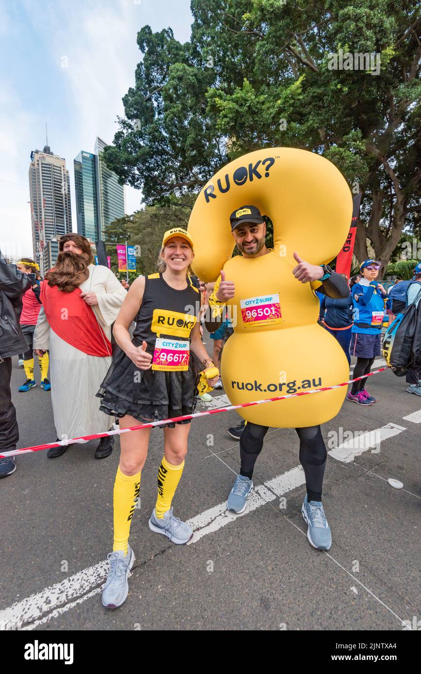 Sydney, Australia.14 Agosto 2022: Circa 60.000+ persone partecipano alla gara del 50th City2Surf a Sydney, la prima dal 2019 dopo le cancellazioni nel 2020 e nel 2021 a causa delle restrizioni del Covid-19. La corsa di quattordici chilometri, la più grande del suo genere al mondo, conduce i corridori da Hyde Park fuori dalla città, su e sopra la collina heartbreak e sopra a Bondi Beach. Nella foto: Non tutti sono lì per rompere un disco, molte persone corrono per beneficenza o solo per divertimento. Credit: Stephen Dwyer / Alamy Live News Foto Stock