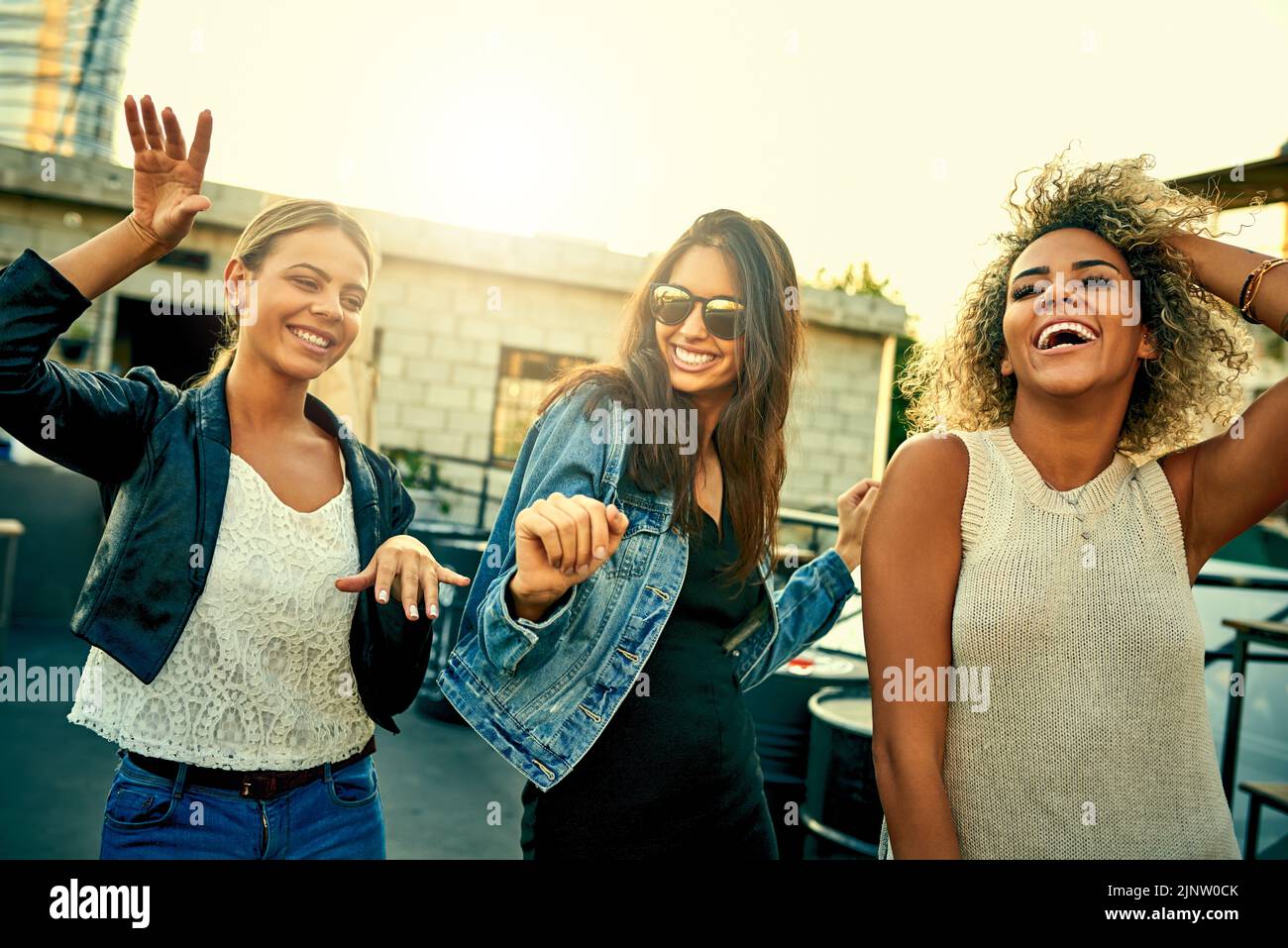 I fine settimana sono per divertimento. Un gruppo di giovani donne che ballano e divertirsi insieme all'aperto. Foto Stock