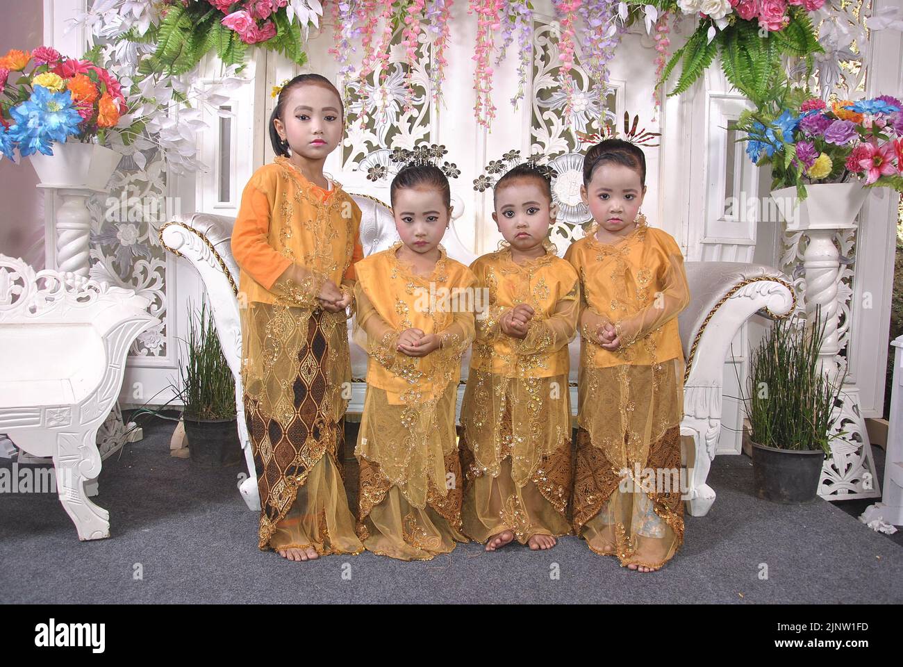 Tegal, INDONESIA - 6 settembre 2018: Quattro bridesmaids in abiti Kebaya gialli e gonne batik lunghe. Foto Stock