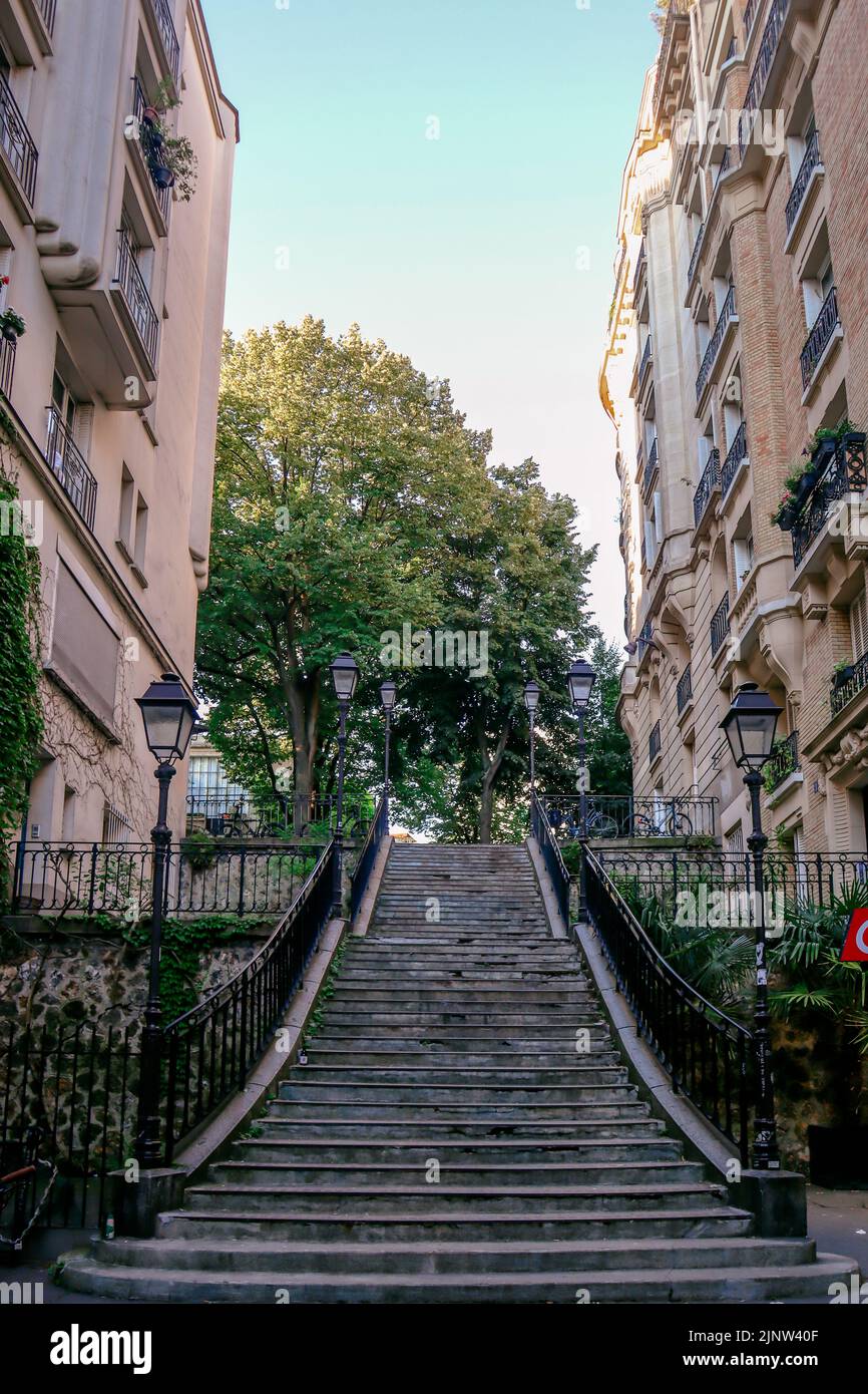 Vista su una strada di Montmartre, Parigi, con case tipiche in stile Haussmann e la famosa Piazza di montmartre Foto Stock