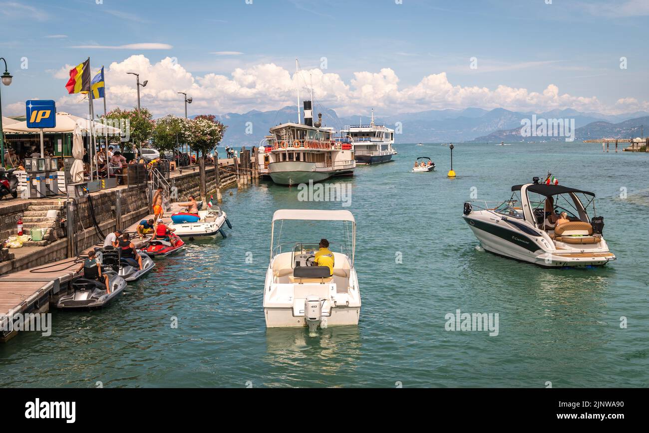 Peschiera del Garda. Piccolo porto della città con barche colorate. Lago di Garda, Veneto regione del nord Italia - incantevole cittadella fortificata Foto Stock