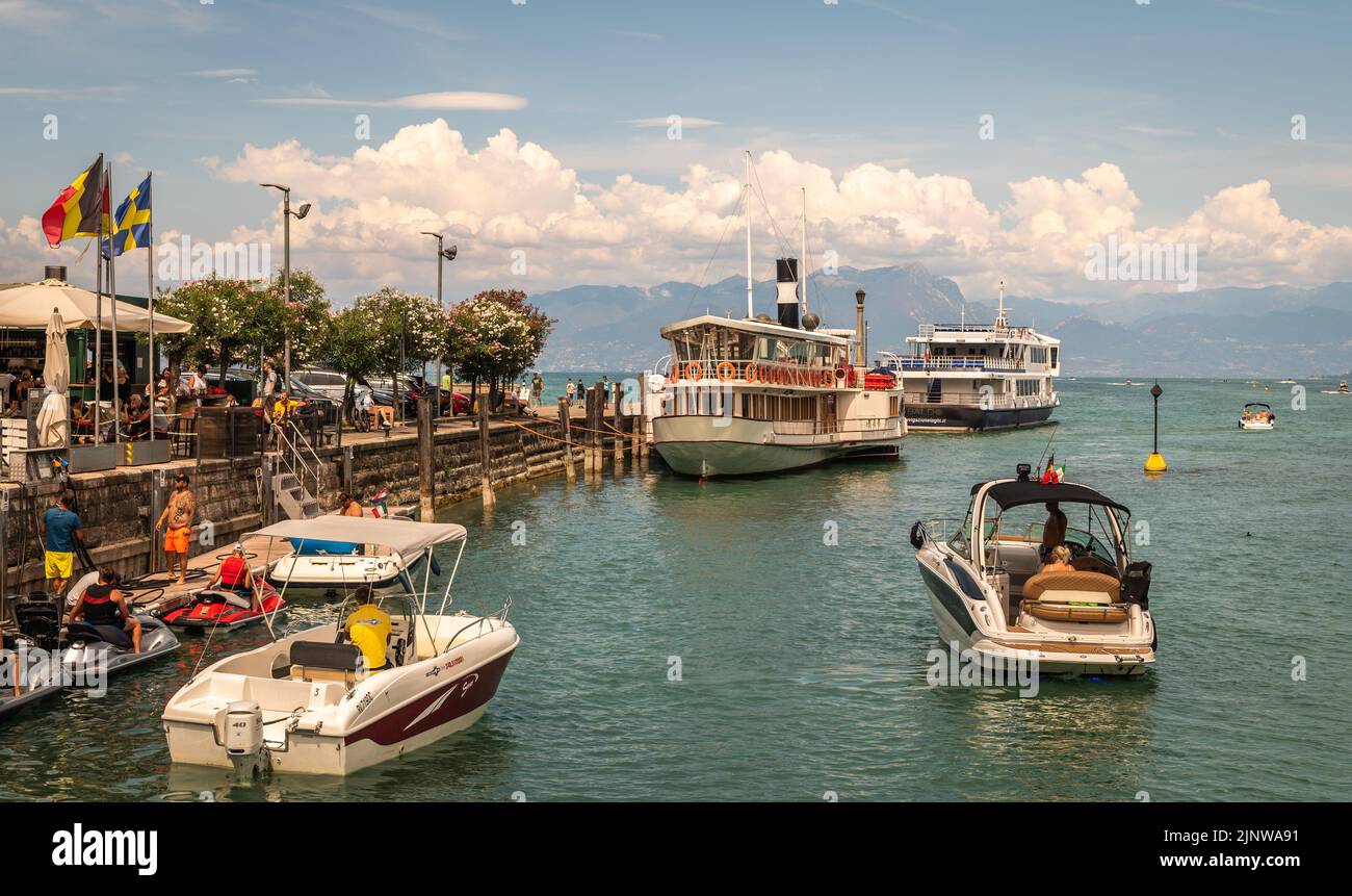 Peschiera del Garda. Piccolo porto della città con barche colorate. Lago di Garda, Veneto regione del nord Italia - incantevole cittadella fortificata Foto Stock