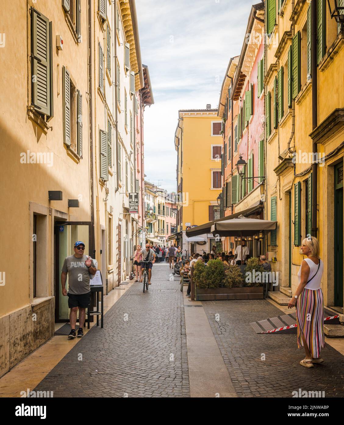 Via pedonale della città di Peschiera del Garda - Lago di Garda,provincia di Verona - regione Veneto del nord Italia. Affascinante cittadella fortificata Foto Stock