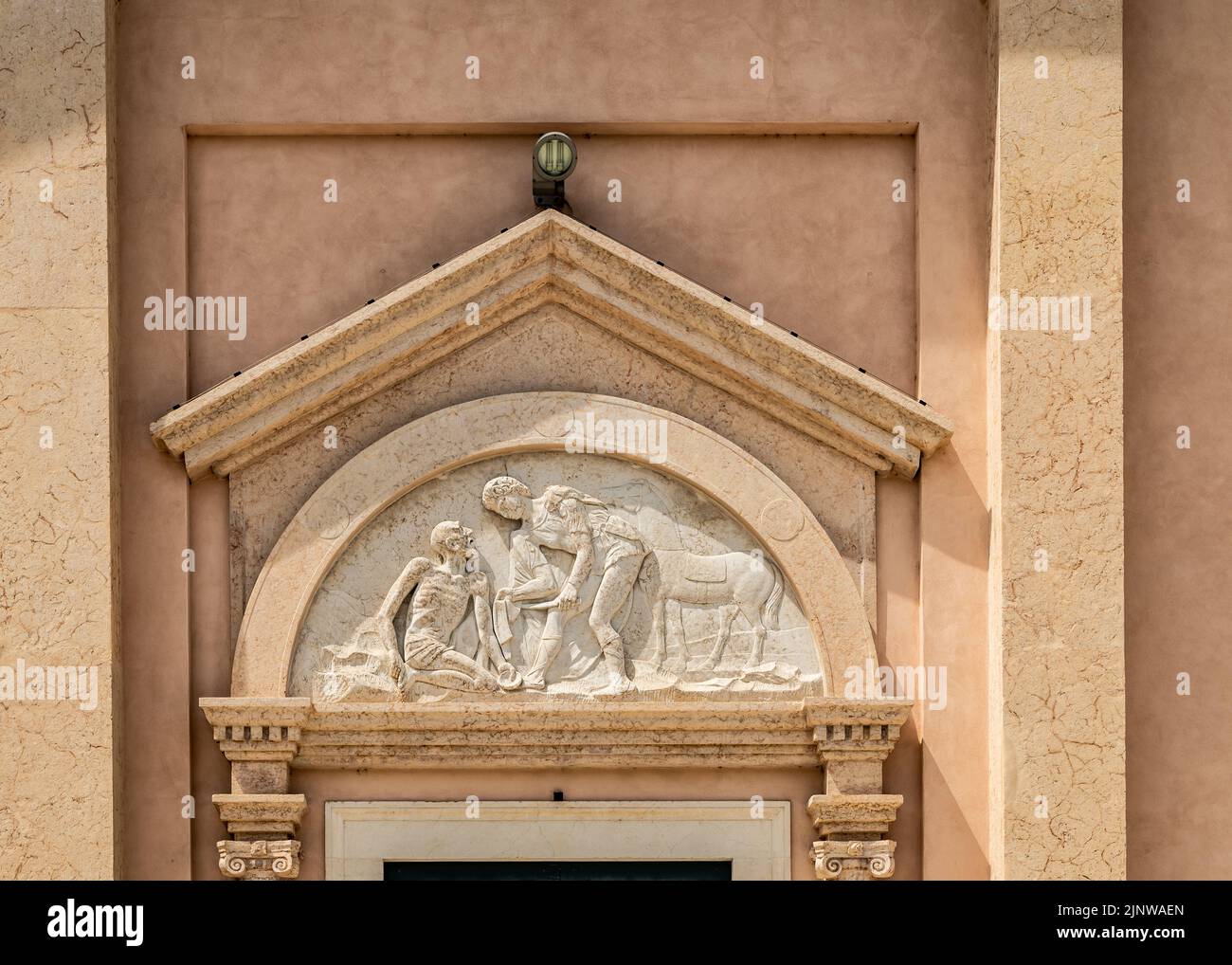 Chiesa di San Martino vescovo dalla piazza di Ferdinando di Savoia nel comune di Peschiera del Garda, provincia di Verona, regione Veneto del nord Italia. Foto Stock