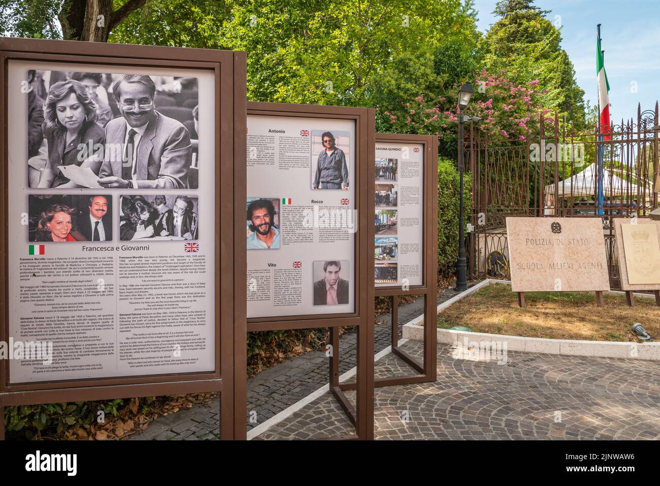 Peschiera del Garda, provincia di Verona, cartellone commemorativo in memoria di Giovanni Falcone e Paolo Borsellino, famose vittime della mafia Foto Stock