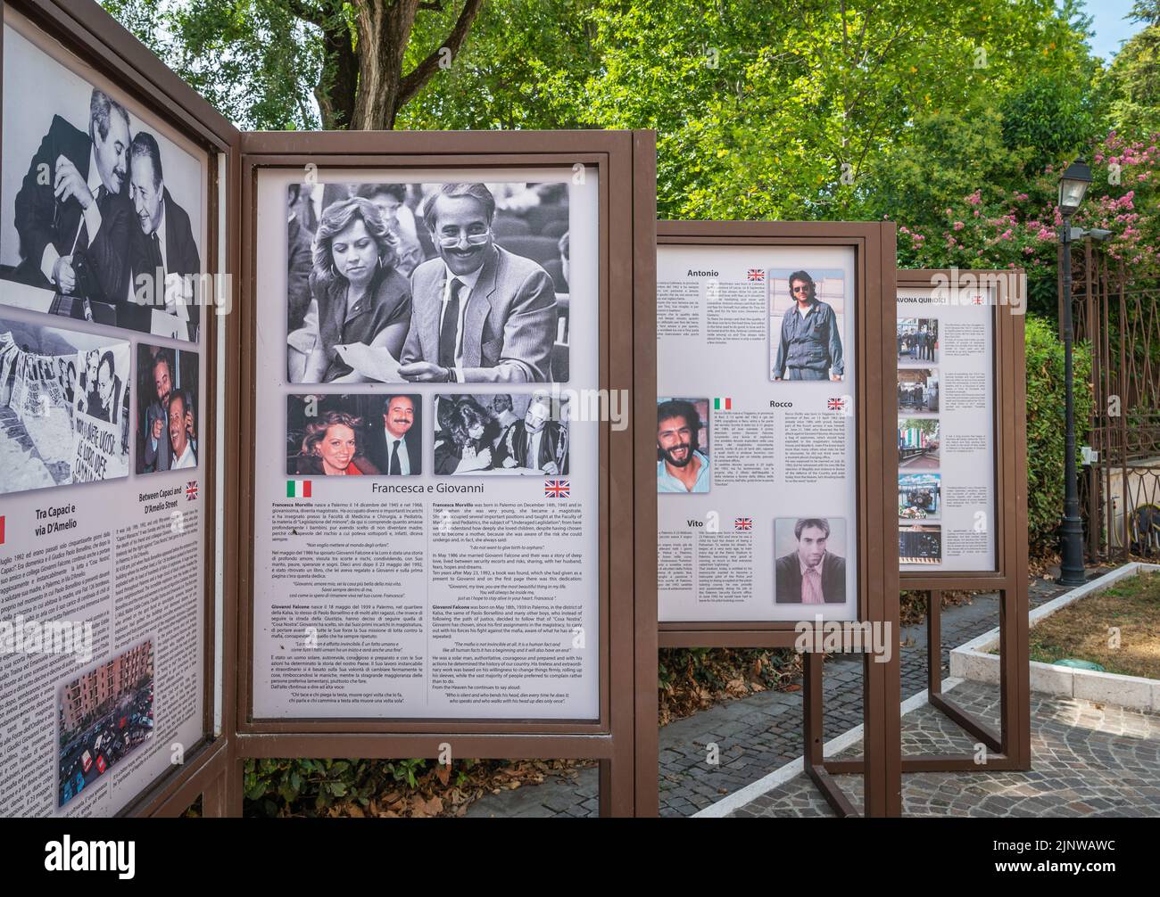 Peschiera del Garda, provincia di Verona, cartellone commemorativo in memoria di Giovanni Falcone e Paolo Borsellino, famose vittime della mafia Foto Stock