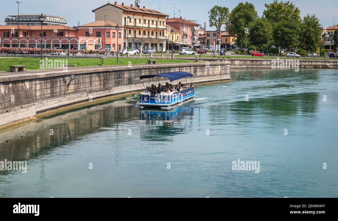 Peschiera del Garda - grazioso borgo con case colorate nel bel lago Lago di Garda – Provincia di Verona – regione Veneto – Italia settentrionale, Foto Stock