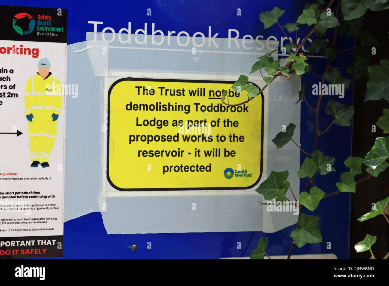 A seguito dei danni alla diga di Toddbrook, i piani di riparazione hanno sollevato preoccupazioni circa l'edificio del Lodge, CRT ha messo un avviso per rassicurare le persone. Foto Stock