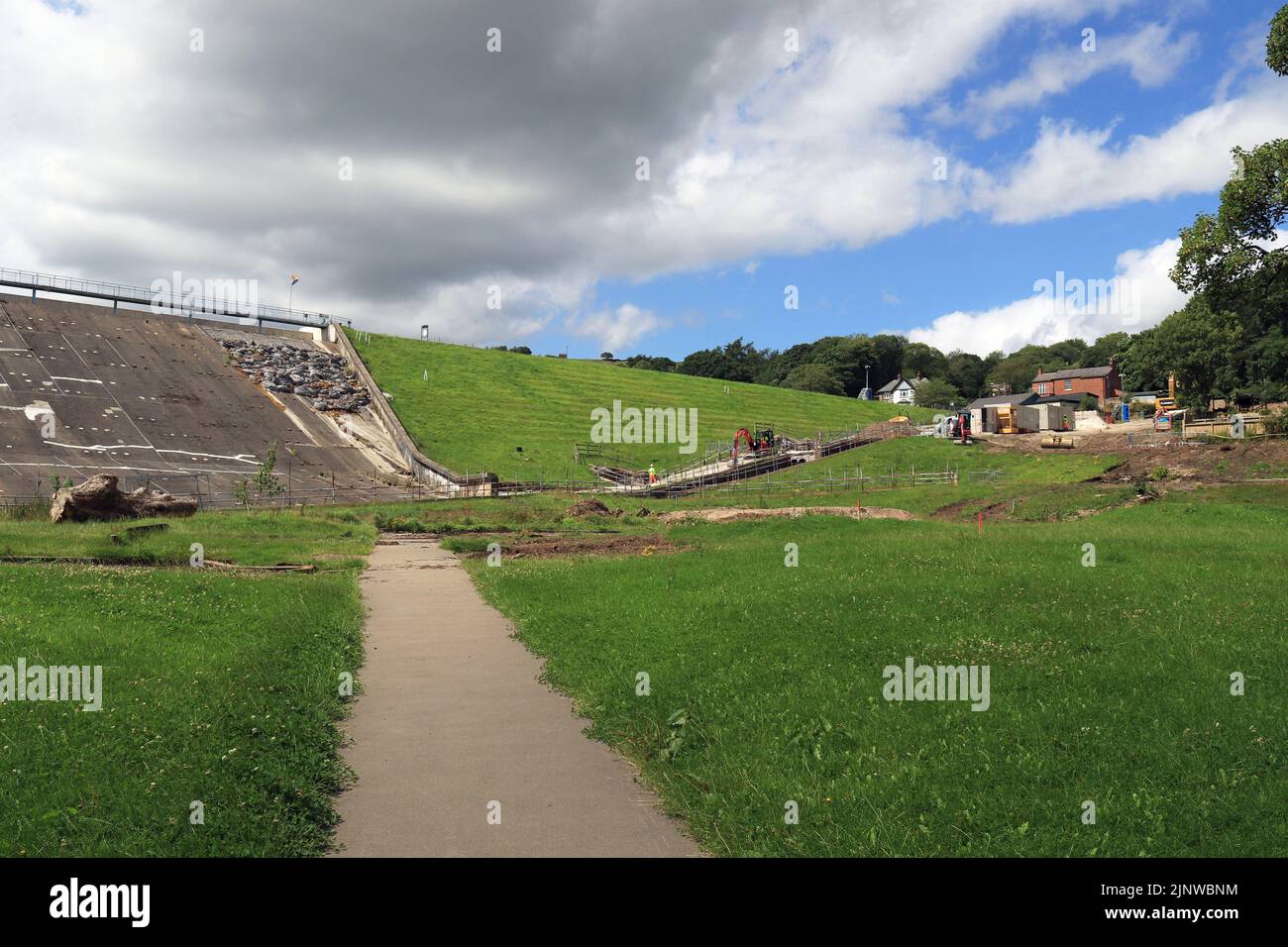 A seguito dei danni subiti dalla diga di Toddbrook nell'agosto del 2019, sono iniziati i lavori di riparazione, con gli alberi nel Memorial Park abbattuti per consentire l'accesso alla diga Foto Stock