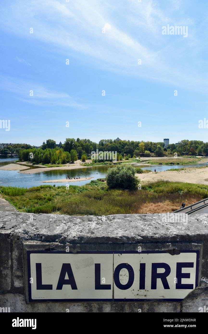 In luoghi, la Loira può ora essere attraversata a piedi. Il fiume più lungo  della Francia non è mai fluito così lentamente. In tutta Europa, la siccità  sta riducendo i fiumi, una