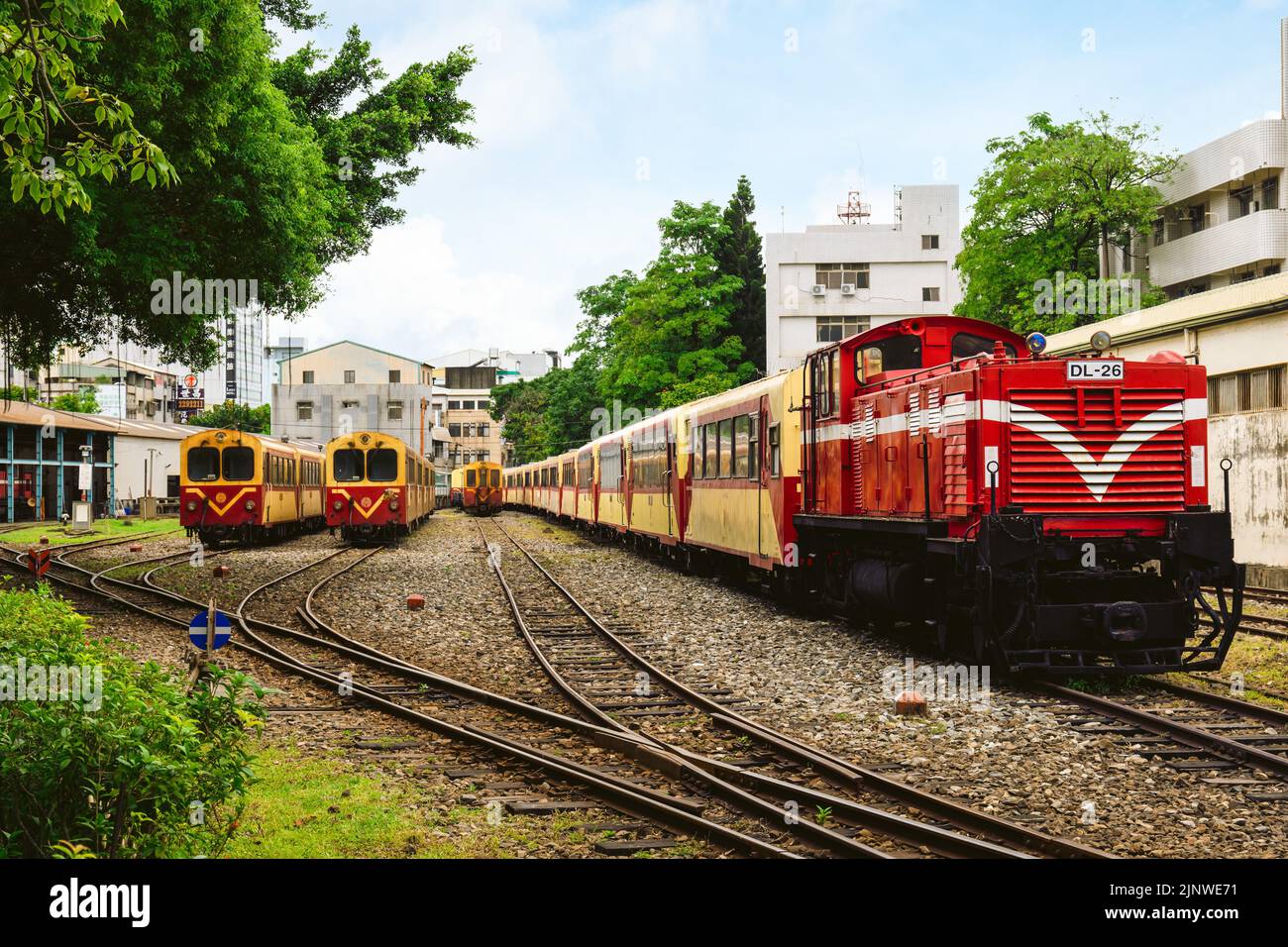 15 luglio 2022: Alishan Forest Railway Garage Park, un laboratorio ferroviario di Alishan Forest Railway a Chiayi, Taiwan, mostra varie mostre di treni Foto Stock