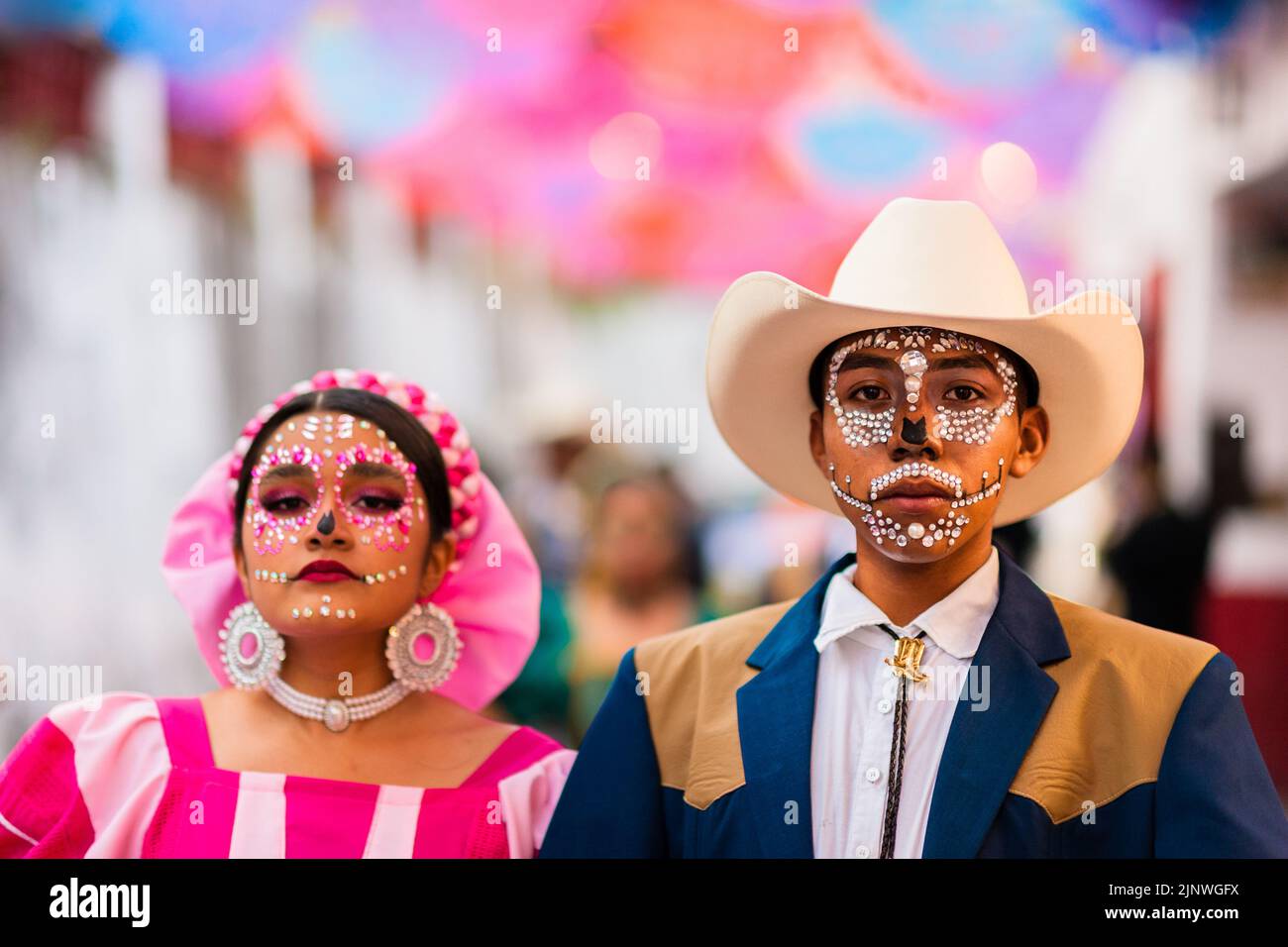 Una giovane coppia messicana, entrambi con il trucco dei gioielli del viso, partecipa alle celebrazioni del giorno dei morti a Taxco de Alarcón, Guerrero, Messico. Foto Stock