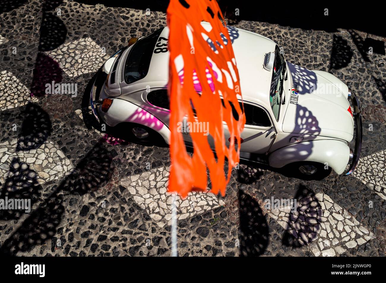 Le bandiere di carta pettinata sono appese per strada durante le celebrazioni del giorno dei morti a Taxco de Alarcón, Guerrero, Messico. Foto Stock