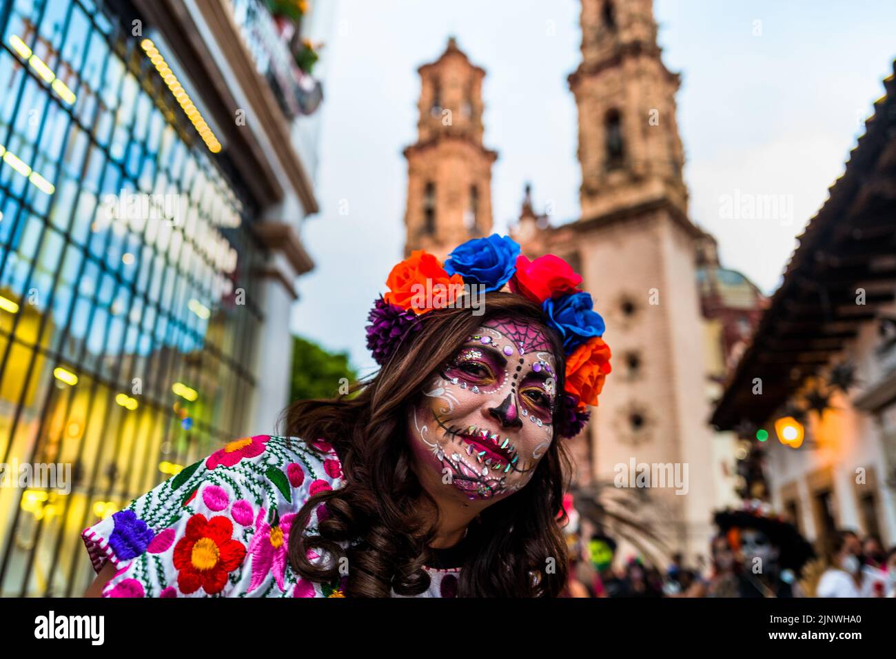 Una donna messicana, vestita come la Catrina, icona della cultura pop messicana, partecipa alle celebrazioni del giorno dei morti a Taxco, Messico. Foto Stock