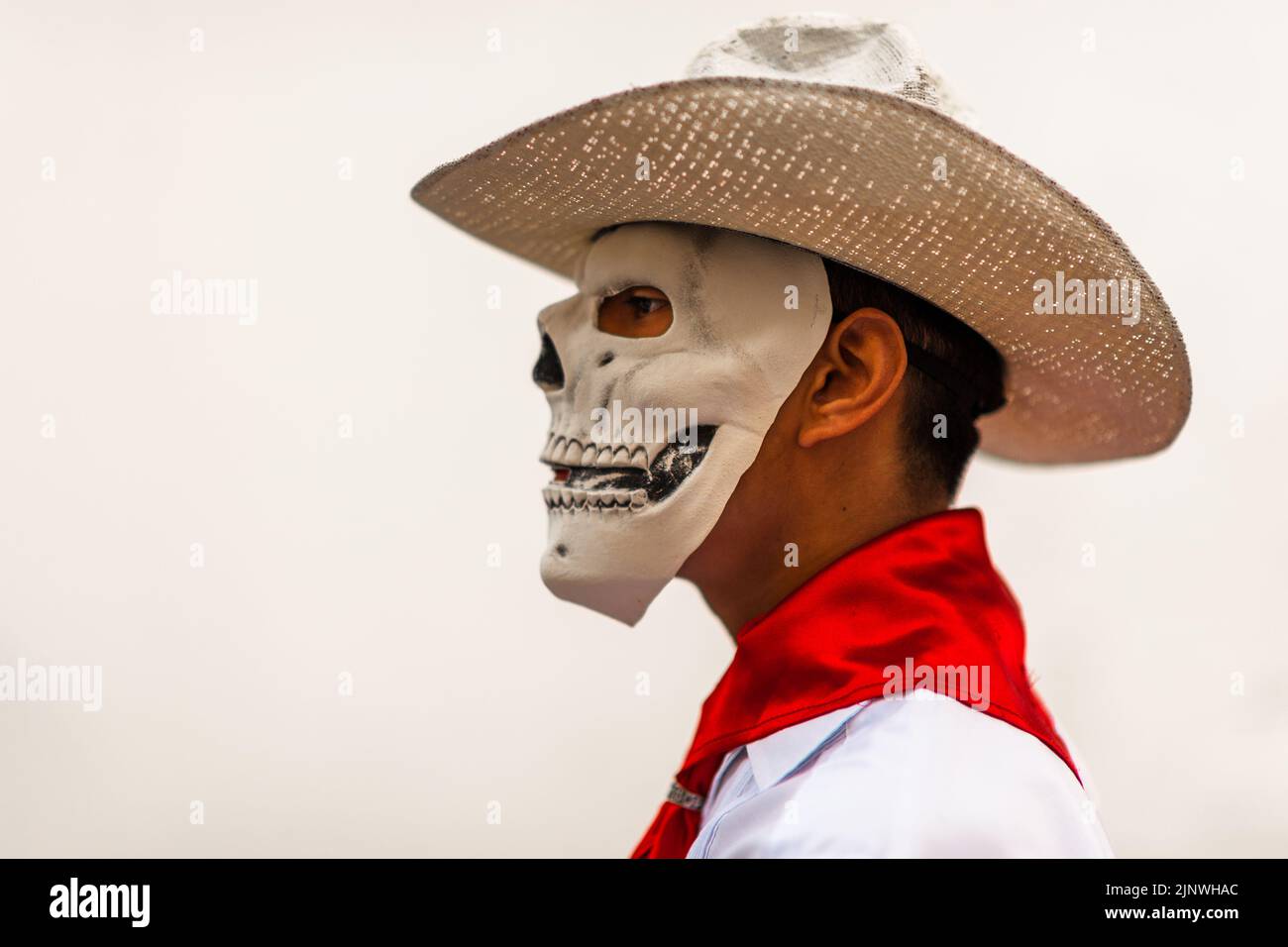 Un uomo messicano, che indossa una maschera di cranio, partecipa alle celebrazioni del giorno dei morti a Taxco de Alarcón, Guerrero, Messico. Foto Stock