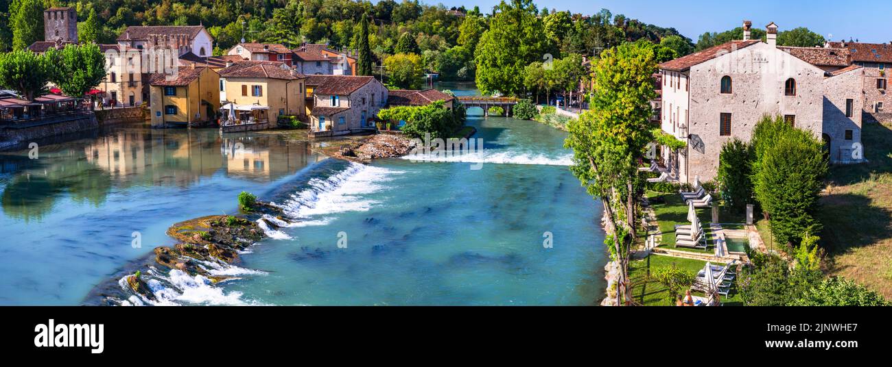 Borghetto sul Mincio - uno dei borghi medievali più belli d'Italia, case colorate situate nel mezzo del fiume e cascate. Verona provino Foto Stock