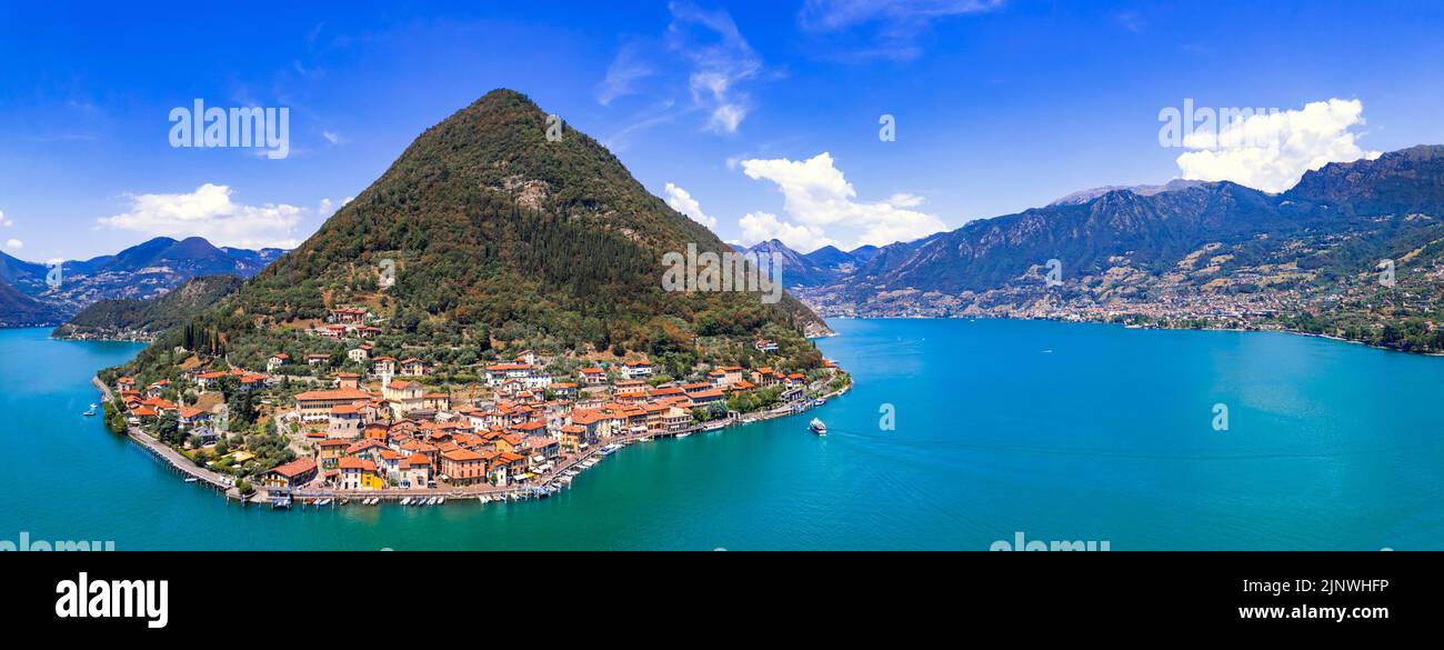 Scenario dei laghi italiani. Lago magico Iseo. Vista aerea del bellissimo Monte Isola e del borgo di Peschiera Maraglio. Italia, provincia di Brescia Foto Stock