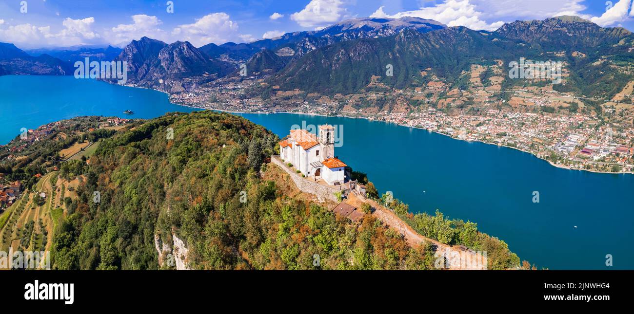 Scenario dei laghi italiani. Splendida vista aerea sul lago d'Iseo, uno dei luoghi più belli - Santuario della Madonna della Ceriola a Monte Isola - panoramica isla Foto Stock