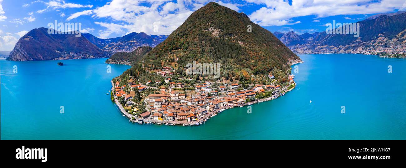 Scenario dei laghi italiani. Lago magico Iseo. Vista aerea del bellissimo Monte Isola e del borgo di Peschiera Maraglio. Italia, provincia di Brescia Foto Stock