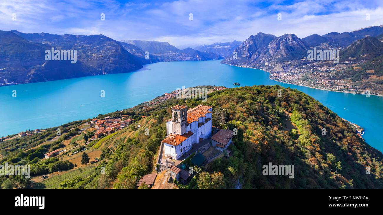 Scenario dei laghi italiani. Splendida vista aerea sul lago d'Iseo, uno dei luoghi più belli - Santuario della Madonna della Ceriola a Monte Isola - panoramica isla Foto Stock