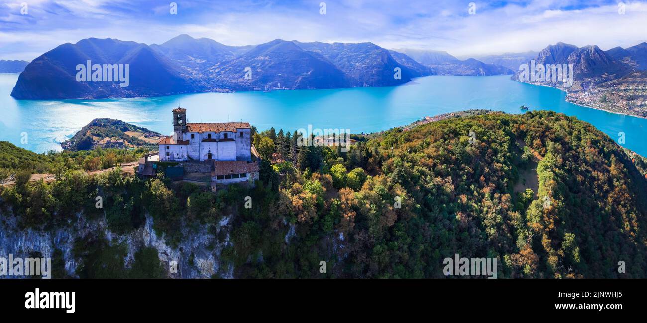 Scenario dei laghi italiani. Incredibile vista aerea sul lago d'Iseo, uno dei luoghi più belli - Santuario della Madonna della Ceriola a Monte Isola - sceni Foto Stock