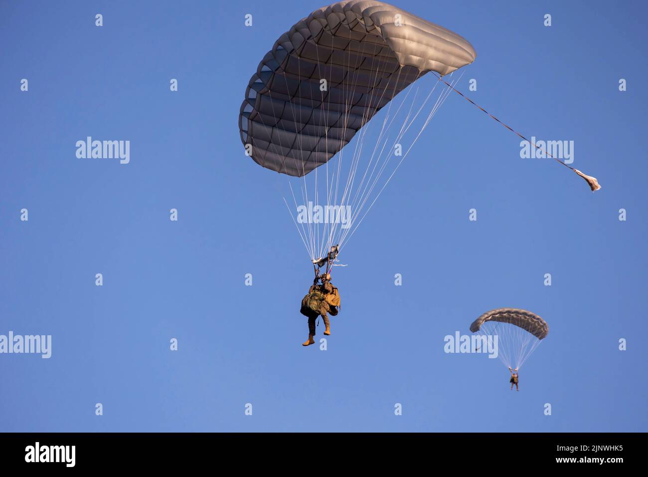 Hearne, Texas, Stati Uniti. 22nd luglio, 2022. U.S. Marines with Force Reconnaissance Company, III Marine Expeditionary Force, paracadute durante un salto ad alta quota all'aeroporto municipale di Hearne, Hearne, Texas, 18 luglio 2022. US questo addestramento è stato condotto durante l'esercitazione Desert Eagle 2022 per rinforzare le tecniche adeguate e la competenza dei Marines nel supporto delle operazioni future del III MEF all'interno della regione di Indo-Pacifico. Credit: U.S. Marine/ZUMA Press Wire Service/ZUMAPRESS.com/Alamy Live News Foto Stock Hearne, Texas, Stati Uniti. 22nd luglio, 2022. U.S. Marines with Force Reconnaissance Company, III Marine Expeditionary Force, paracadute durante un salto ad alta quota all'aeroporto municipale di Hearne, Hearne, Texas, 18 luglio 2022. US questo addestramento è stato condotto durante l'esercitazione Desert Eagle 2022 per rinforzare le tecniche adeguate e la competenza dei Marines nel supporto delle operazioni future del III MEF all'interno della regione di Indo-Pacifico. Credit: U.S. Marine/ZUMA Press Wire Service/ZUMAPRESS.com/Alamy Live News Foto Stock