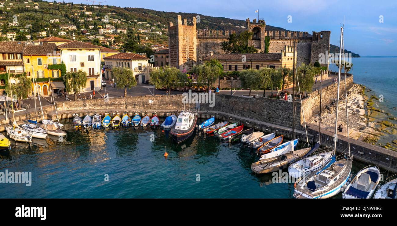 Panorami del bellissimo lago di Garda, vista aerea del suggestivo borgo di Torri del Benaco e del castello medievale. Italia, provincia di Verona Foto Stock