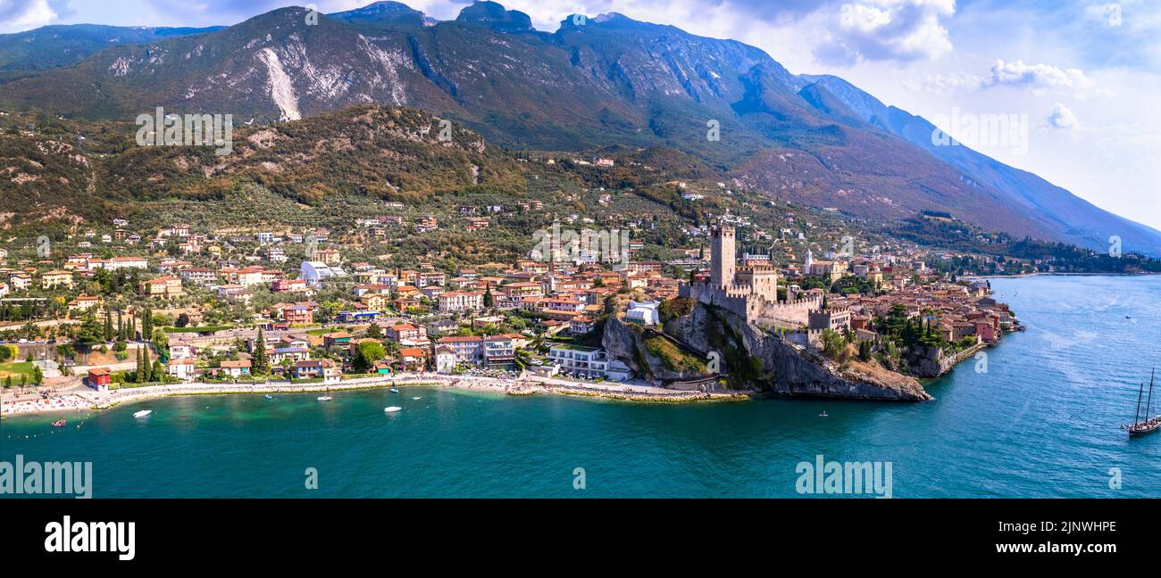Incredibile panorama sul lago italiano - bellissimo Lago di Garda. Veduta aerea del castello di Malcesine, del villaggio e della spiaggia Foto Stock