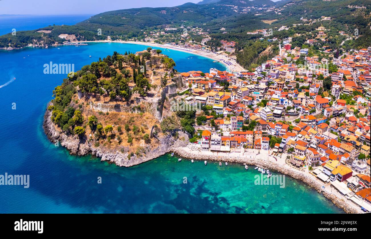Vista aerea del drone di Parga città colorata e popolare località turistica in EPIRUS, Grecia Foto Stock