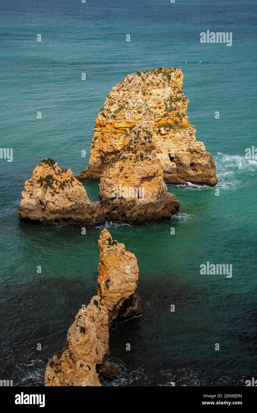 Mix di colori blu in un bellissimo paesaggio con scogliere e rocce Foto Stock