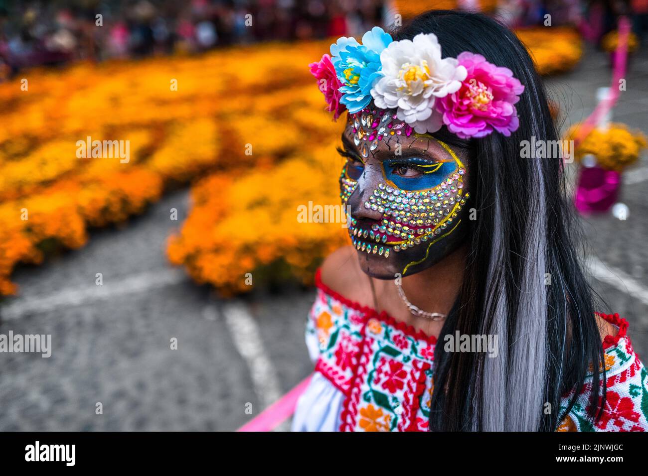 Una ragazza messicana, vestita come la Catrina e vestita con le gemme del viso, partecipa alle celebrazioni del giorno dei morti a Taxco de Alarcón, Messico. Foto Stock
