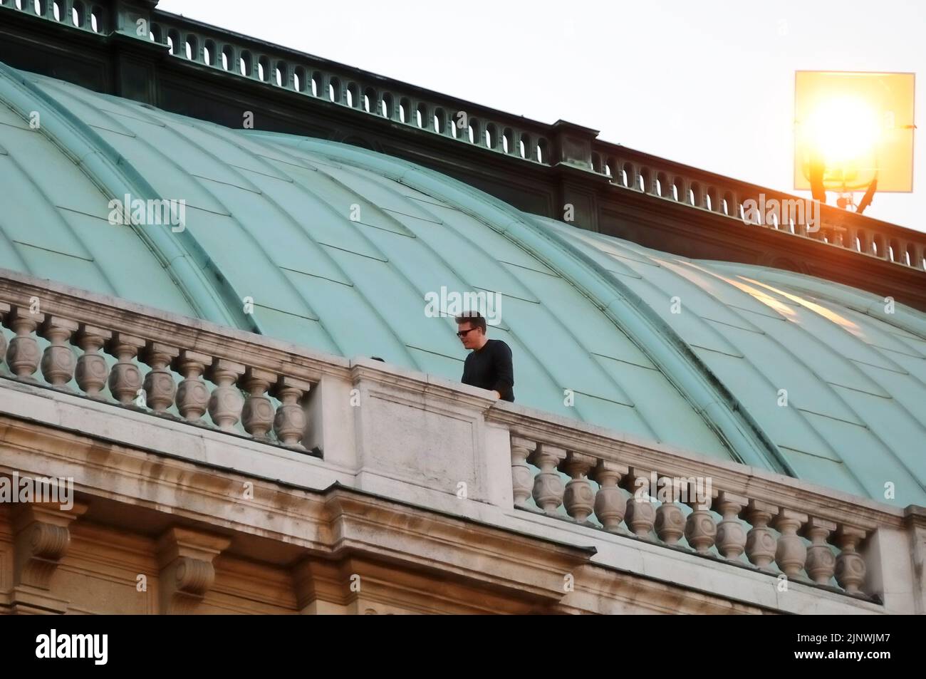 Vienna, Austria. Agosto 28, 2014. Filming for Mission: Impossible 5 al Vienna state Opera con Christopher McQuarrie Foto Stock