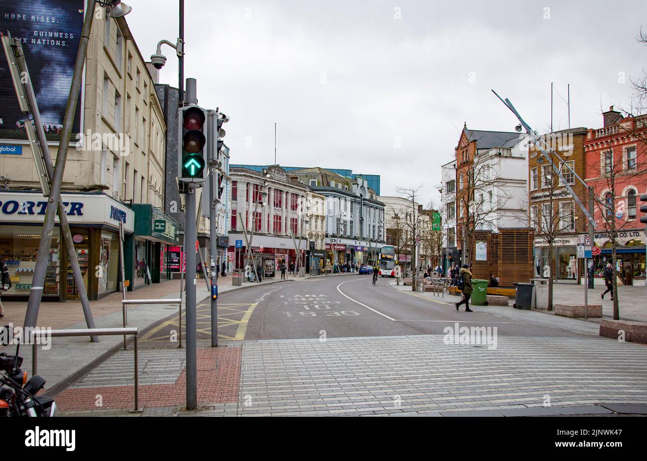 CORK, IRLANDA. APRILE 04, 2022. St. Patrick Street. Centro storico. Architettura tradizionale e gente che cammina intorno. Foto Stock