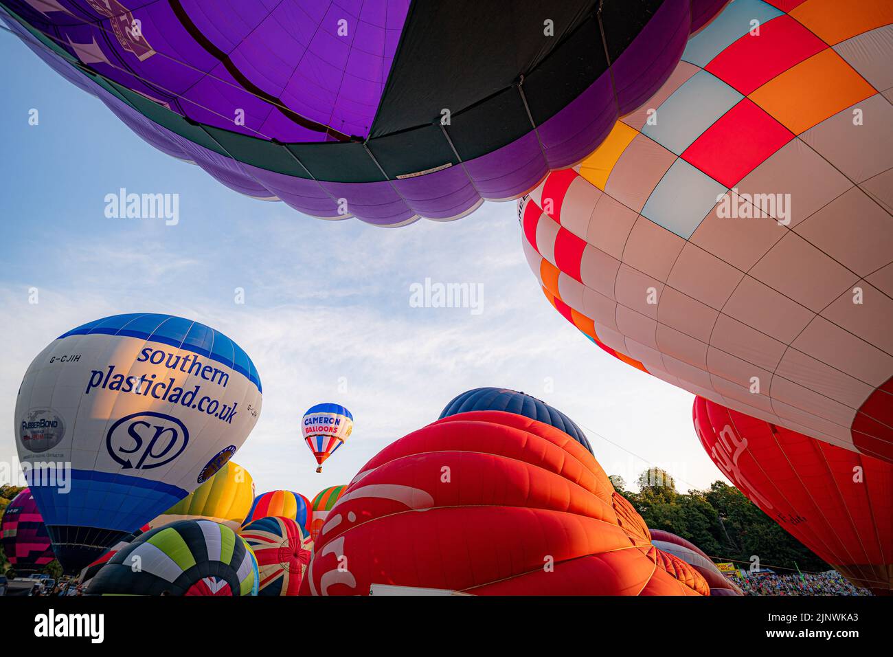 Una mongolfiera parte durante il Bristol International Balloon Fiesta 2022. Data immagine: Domenica 14 agosto 2022. Foto Stock