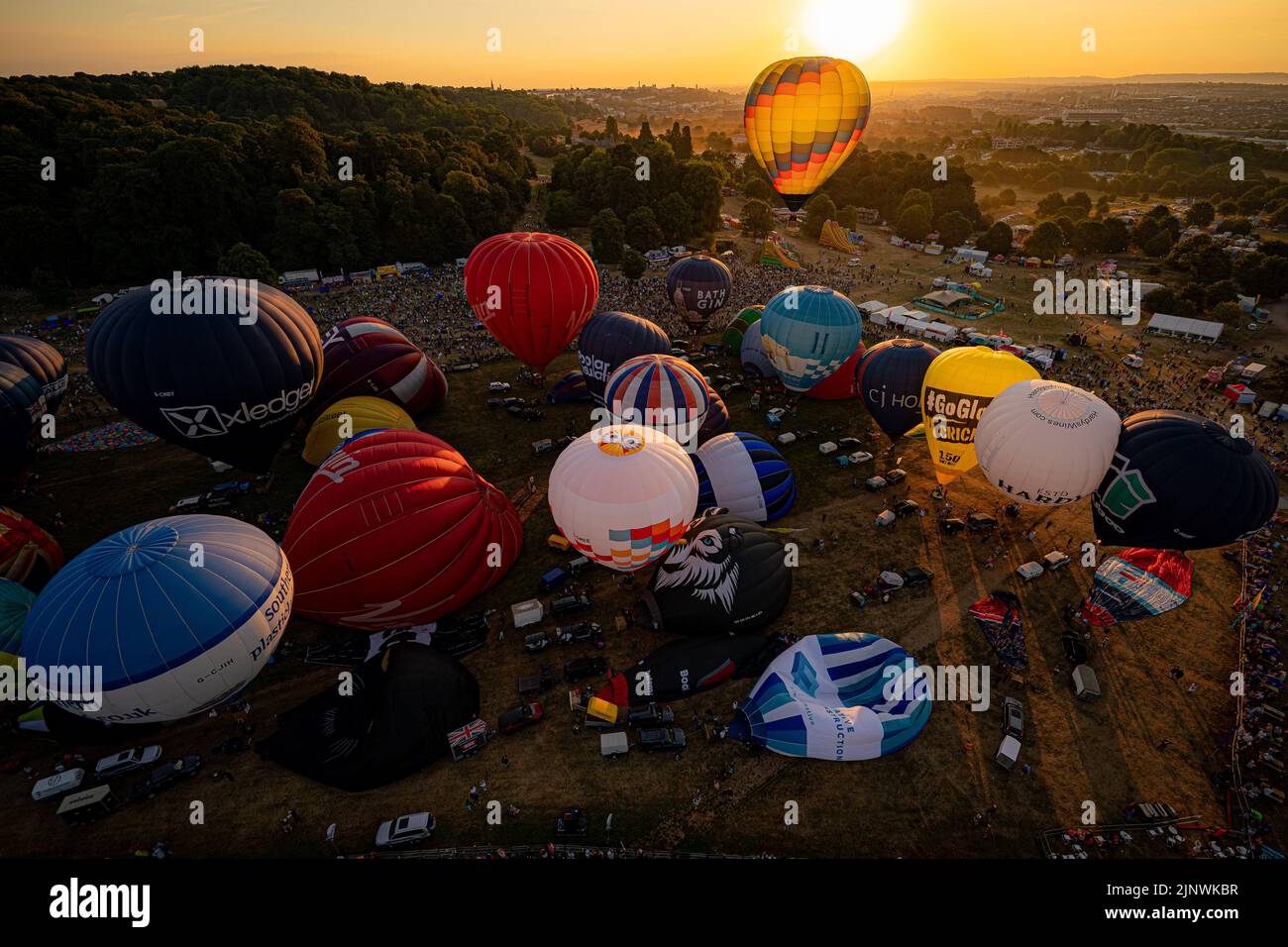 Le mongolfiere prendono il via durante la salita di massa della Bristol International Balloon Fiesta 2022. Data immagine: Domenica 14 agosto 2022. Foto Stock