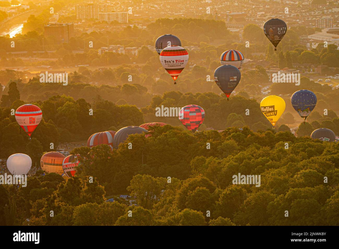 Le mongolfiere prendono il via durante la salita di massa della Bristol International Balloon Fiesta 2022. Data immagine: Domenica 14 agosto 2022. Foto Stock