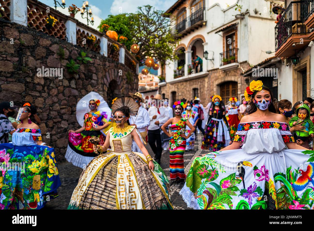 Le donne messicane, vestite come la Catrina, un'icona della cultura pop messicana che rappresenta la morte, ballano nella parata del giorno dei morti a Taxco, Messico. Foto Stock