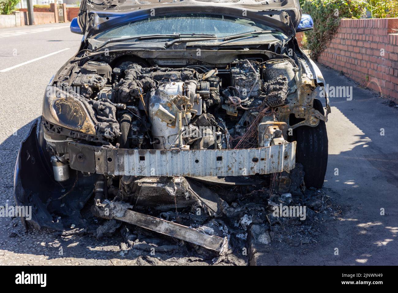 Burnt out Blue Mazda 3, Mount Hill Road, Kingswood, Bristol (Aug22) Foto Stock