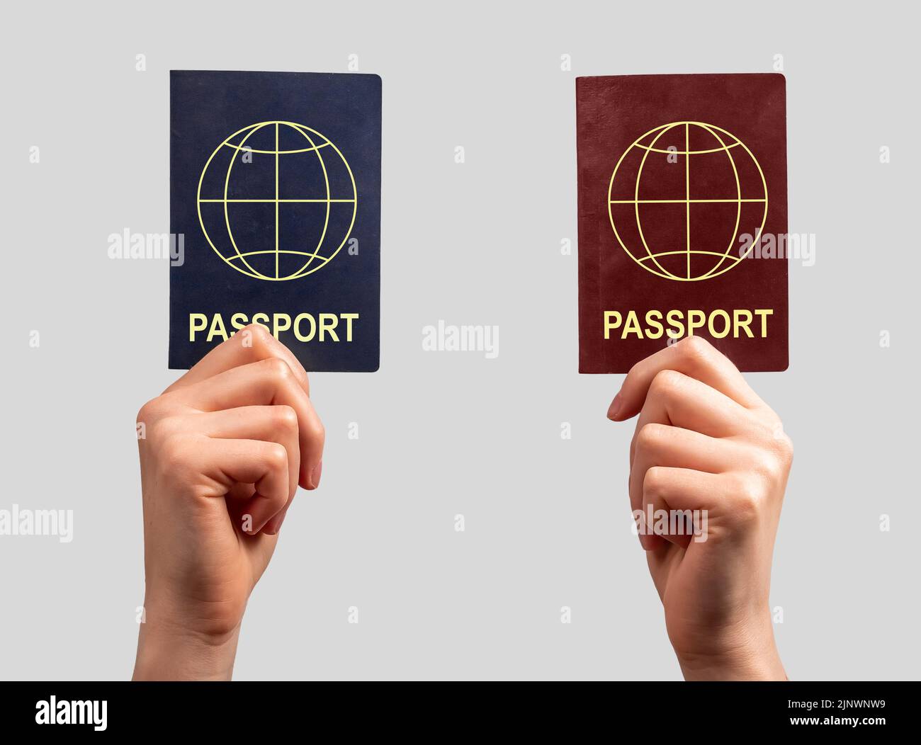 Due diversi passaporti in mano. Cittadinanza astratta documenti di nazionalità. Concetto di doppia cittadinanza. Foto di alta qualità Foto Stock
