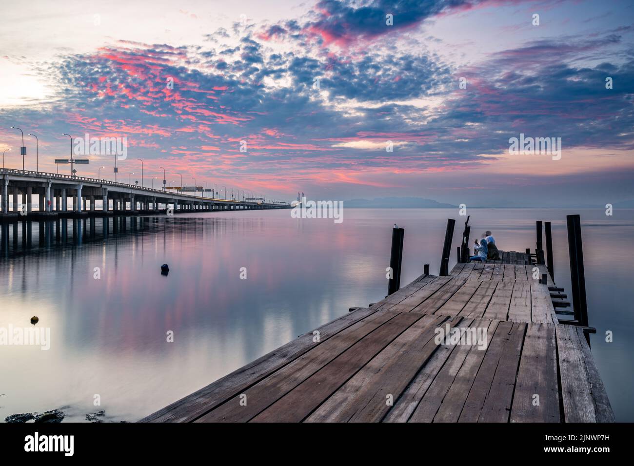 Sparare all'alba sotto il ponte di Penang. I ponti di Penang sono attraversamenti dello stretto di Penang in Malesia. Foto Stock