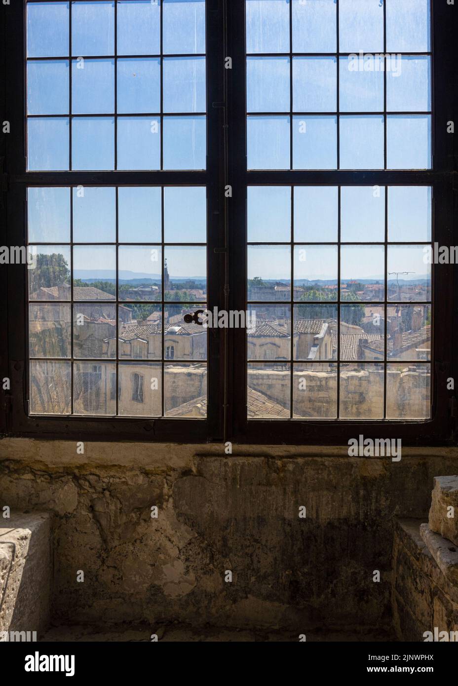 Finestra con vista su Avignone all'esterno. Palais des Papes - Palazzo dei Papi, Avignone, Vaucluse, Francia. Il centro storico di Avignone è un patrimonio mondiale dell'UNESCO Foto Stock