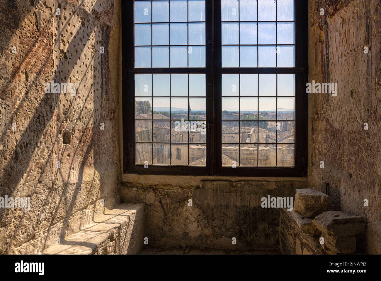 Finestra con vista su Avignone all'esterno. Palais des Papes - Palazzo dei Papi, Avignone, Vaucluse, Francia. Il centro storico di Avignone è un patrimonio mondiale dell'UNESCO Foto Stock