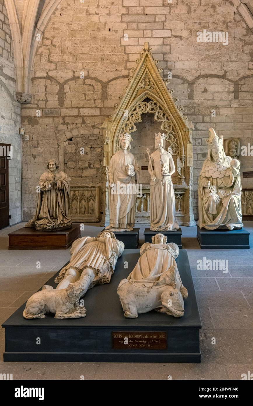 Monumento funerario e figure di re e la chiesa nella Sacristie Nord. Palais des Papes - Palazzo dei Papi, Avignone, Vaucluse, Francia. Th Foto Stock