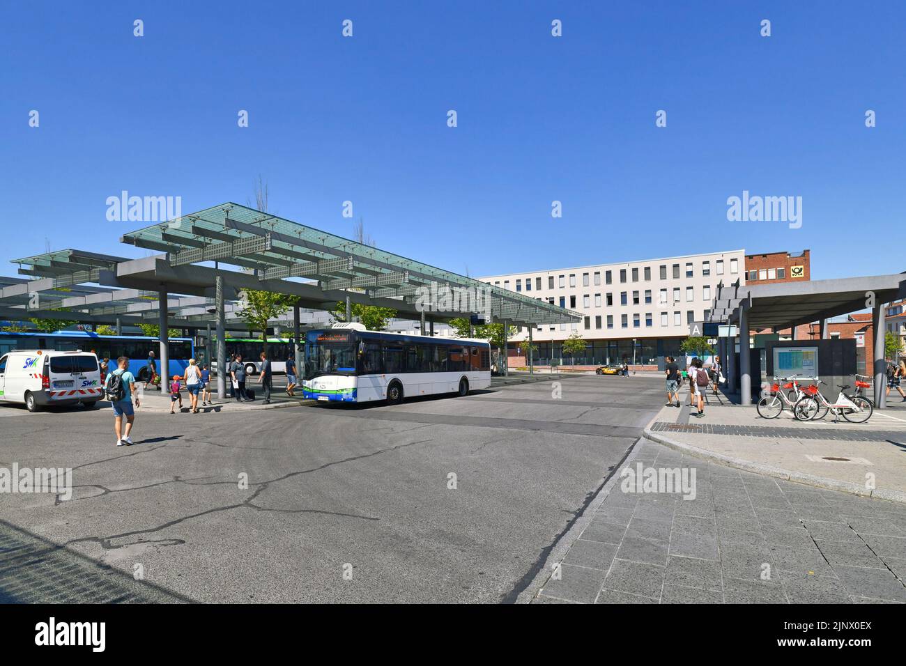 Kaiserslautern, Germania - 2022 agosto: Stazione centrale degli autobus a 'Guimaraes Platz' piazza di fronte alla stazione centrale Foto Stock