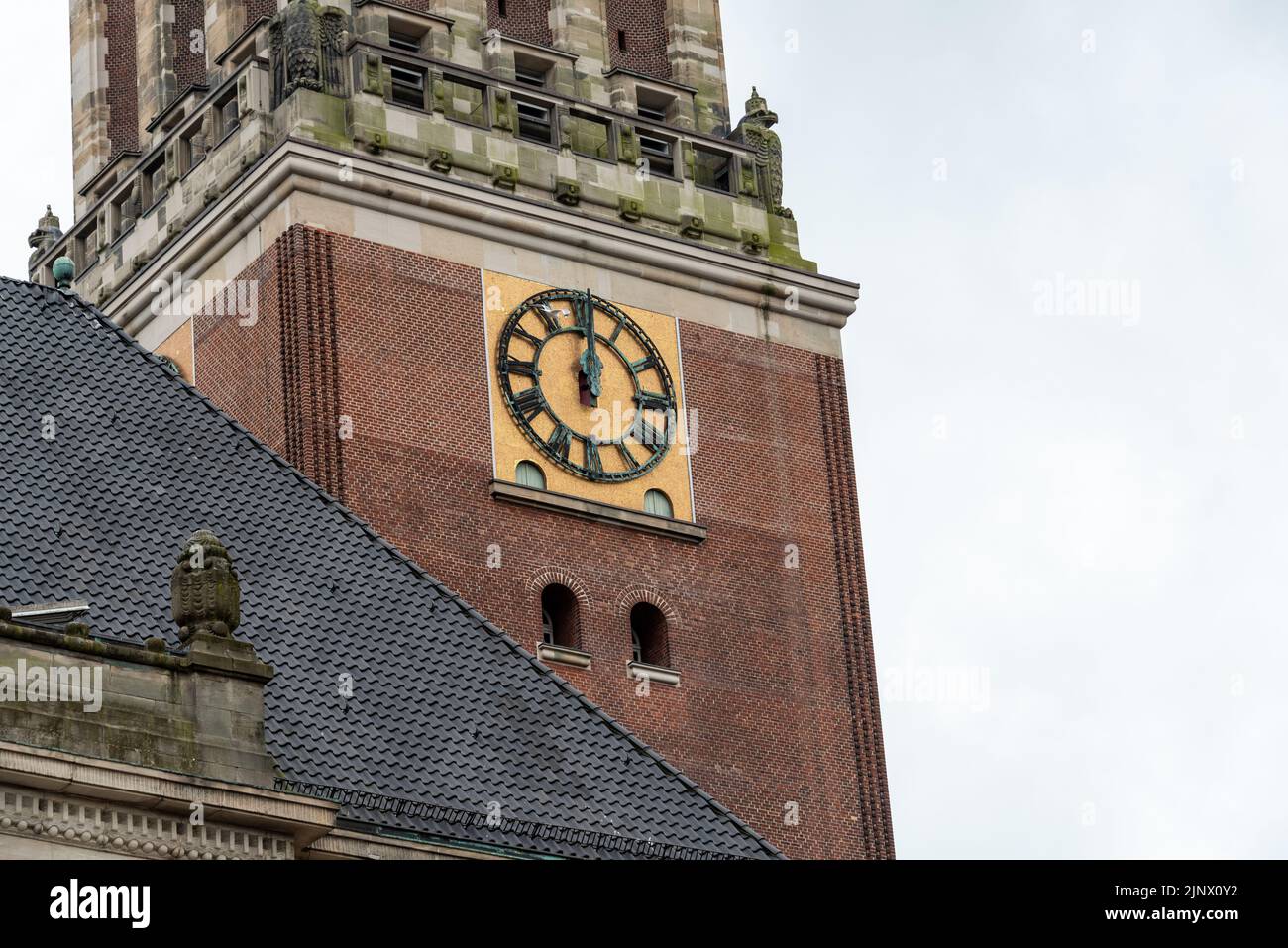 Der Kieler Rathausturm mit Turmuhr mittags un 12 Uhr Foto Stock