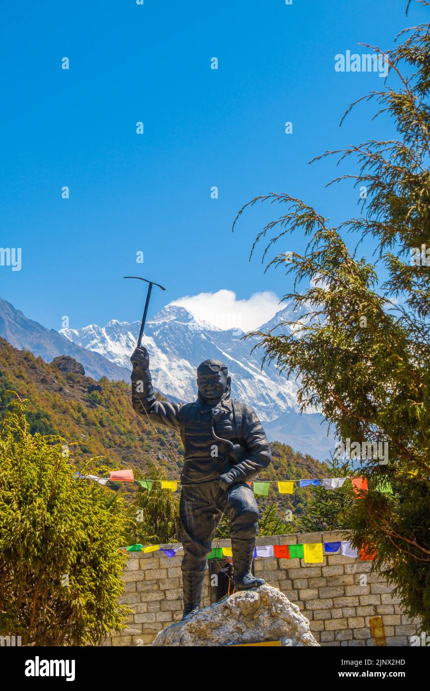 Namche Bazaar, Nepal - 23 Apr 2022 : Vista panoramica della statua di Tenzing Norgay in Namche Bazaar, uno dei famosi punti di riferimento e punto di vista per i turisti durante Ev Foto Stock