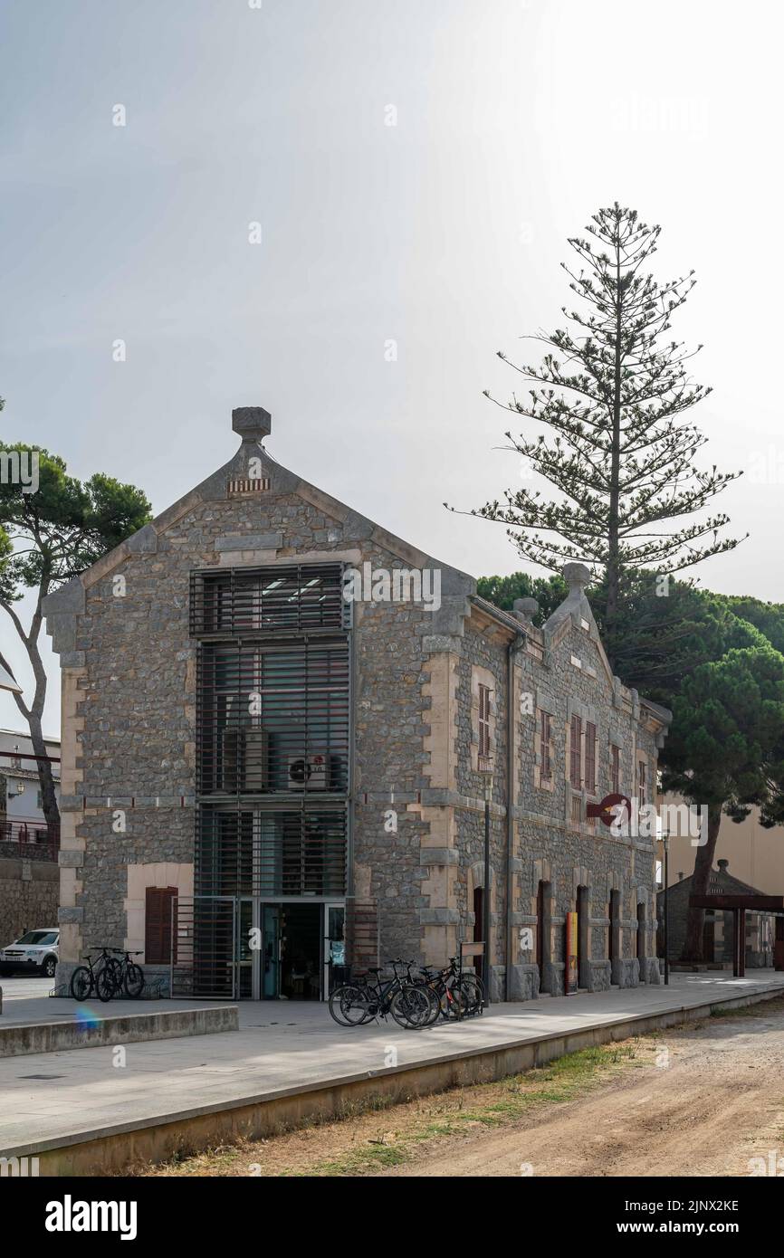 Vecchia stazione ferroviaria nella città di Mallorcan di Arta, attualmente sede dell'ufficio turistico comunale. Isola di Mallorca, Spagna Foto Stock